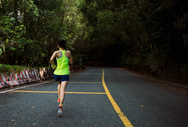 Zdravý Životní Styl Fitness Žena Běžec Běží Horské Silnici — Stock fotografie