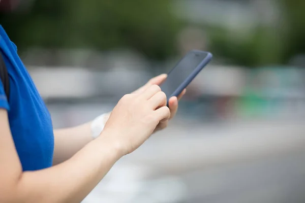 Kvinna Med Hjälp Smarttelefon Stan — Stockfoto