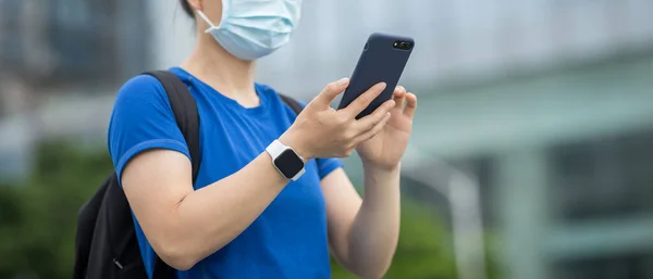 Mulher Usando Máscara Facial Usando Telefone Inteligente Cidade — Fotografia de Stock