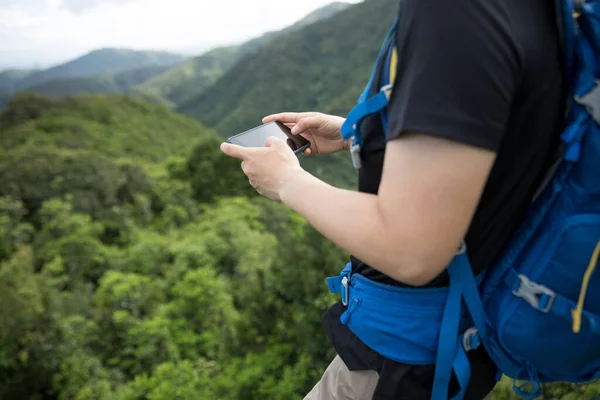 Женщина Турист Помощью Смартфона Лесной Вершине Горы — стоковое фото