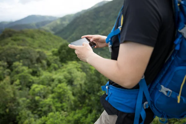 Femme Randonneuse Utilisant Smartphone Sur Sommet Forêt — Photo