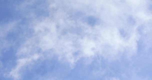 Ροή Άσπρα Σύννεφα Μπλε Φόντο Ουρανό — Αρχείο Βίντεο