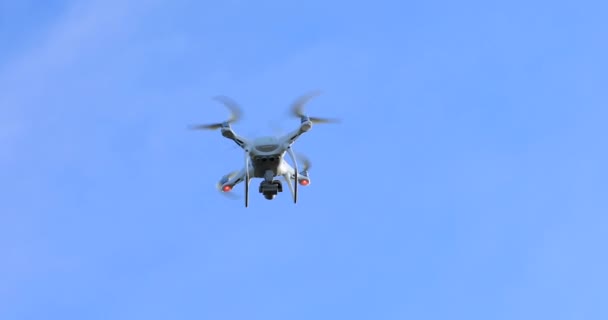 Λευκό Drone Πετούν Στον Αέρα Πάνω Από Μπλε Φόντο Του — Αρχείο Βίντεο