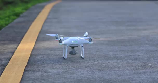Λευκό Drone Προετοιμασία Για Την Πτήση Στο Δρόμο — Αρχείο Βίντεο
