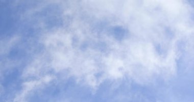 mavi gökyüzü arka planında akan beyaz bulutlar