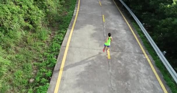 Luchtfoto Van Fitness Vrouw Loper Hardlopen Bergen Weg — Stockvideo