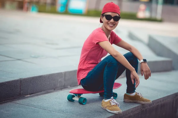 Aziatische Vrouw Skateboarder Zitten Skateboard Moderne Stad — Stockfoto