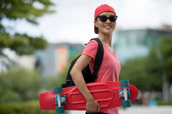 Femme Asiatique Avec Skatebaord Dans Ville Moderne — Photo