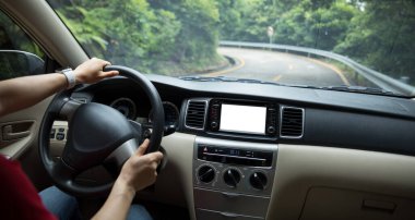 Dağın tepesinde araba sürüyorum.