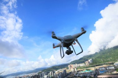 Havada uçan kameralı beyaz dron