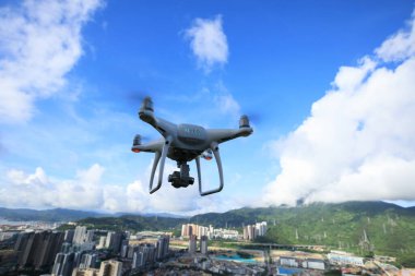 Havada uçan kameralı beyaz dron