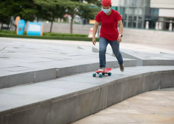 现代城市的滑板滑板运动 — 图库照片