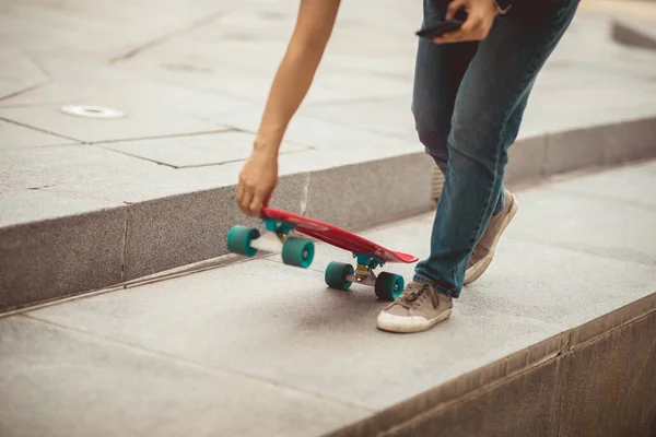 Asiatisk Kvinna Skateboarder Med Hjälp Smartphone Modern Stad — Stockfoto