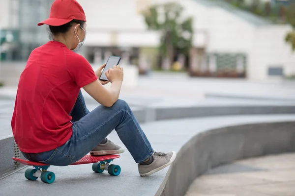 Asiatin Sitzt Moderner Stadt Mit Smartphone Auf Skateboard — Stockfoto