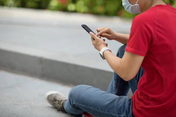 Mulher Asiática Sentar Skate Usando Smartphone Cidade Moderna — Fotografia de Stock