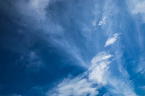 青空を背景にした幻想的な白い雲 — ストック写真