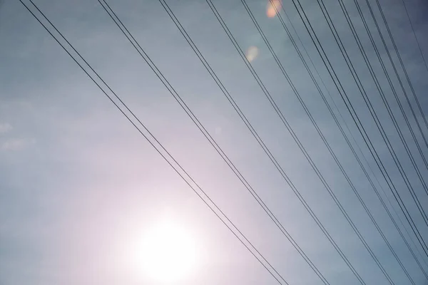 青い空に対する高電圧電気ライン — ストック写真