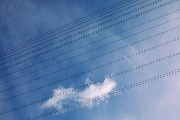 青い空に対する高電圧電気ライン — ストック写真