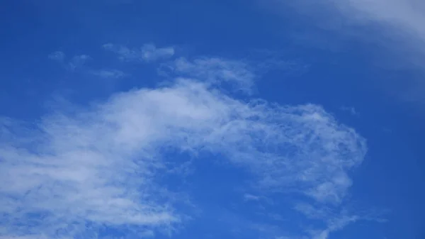 青空を背景にした幻想的な白い雲 — ストック写真