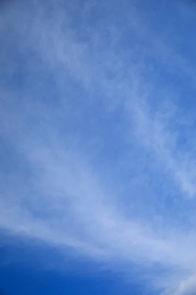 青空を背景にした幻想的な白い雲 — ストック写真