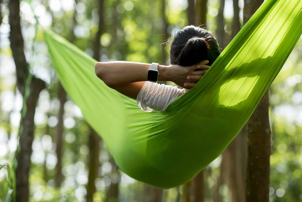 Tropikal Ormanda Hamakta Dinlenen Bir Kadın — Stok fotoğraf