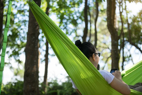 Ontspannen Hangmat Hand Met Smartphone Tropisch Regenwoud — Stockfoto