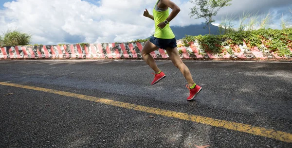 Zdravý Životní Styl Fitness Žena Běžec Běží Vrcholu Hory — Stock fotografie