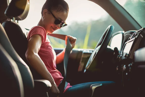 Mulher Motorista Fivela Cinto Segurança Antes Dirigir Carro — Fotografia de Stock