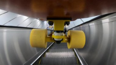Metro istasyonunda kaykaylı kaykaycının alttaki görüntüsü