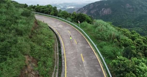 Zindelik Kadın Koşucunun Dağ Yolunda Koşuşunun Havadan Görünüşü — Stok video