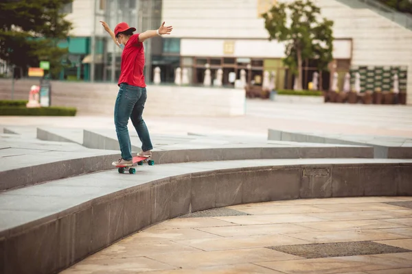 도시에서 Facemask Skateboarding 아시아 스케이트보더 — 스톡 사진