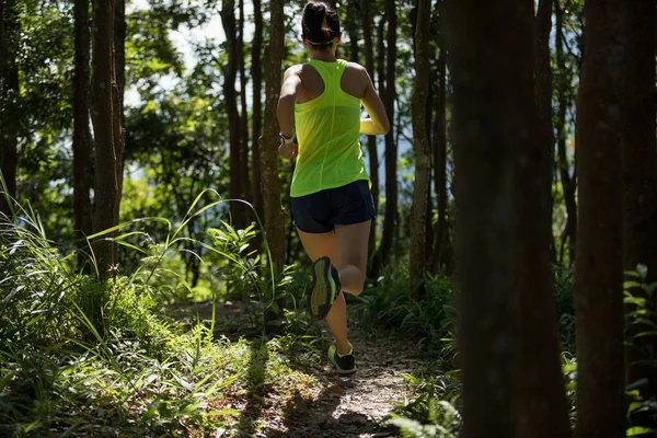 Ung Kvinna Trail Löpare Som Springer Tropisk Skog — Stockfoto