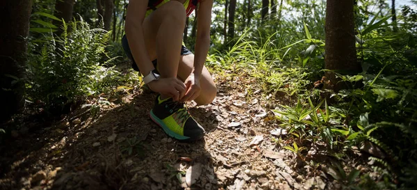 Jonge Vrouw Trail Runner Strikken Veter Tijdens Het Rennen Tropisch — Stockfoto