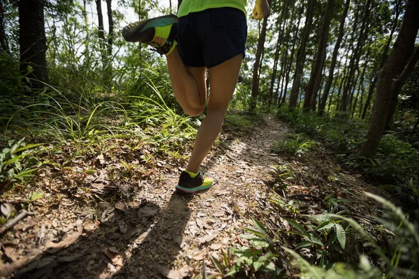 Corredor Senderos Mujer Joven Corriendo Bosque Tropical — Foto de Stock