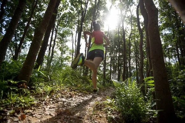 在热带森林里跑步的年轻女子 — 图库照片