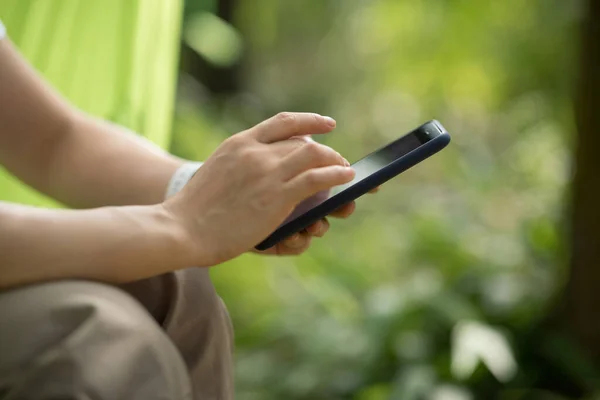 Détente Dans Main Hamac Utilisant Smartphone Dans Forêt Tropicale — Photo