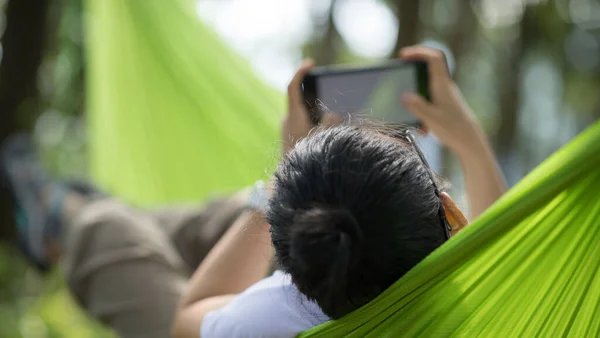 Ontspannen Hangmat Hand Met Smartphone Tropisch Bos — Stockfoto