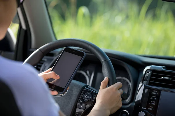 自然の中でオフロード車を運転しながらスマートフォンを使用して女性ドライバー — ストック写真