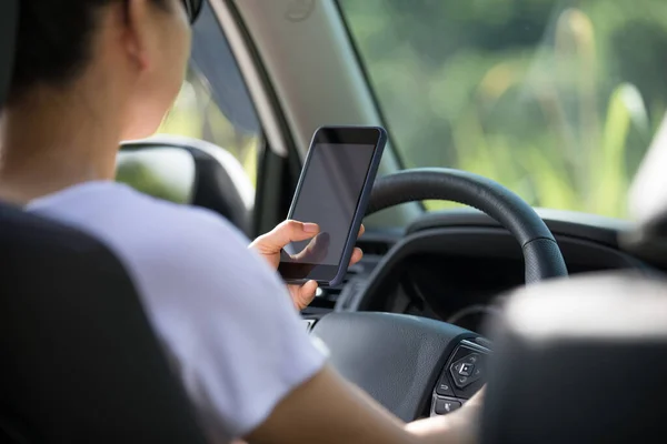 Γυναίκα Οδηγός Χρησιμοποιώντας Smartphone Κατά Την Οδήγηση Ενός Αυτοκινήτου Εκτός — Φωτογραφία Αρχείου