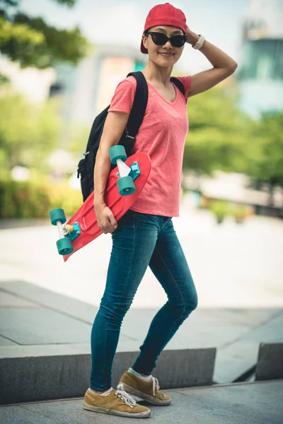 Aziatische Vrouw Met Skateboard Moderne Stad — Stockfoto