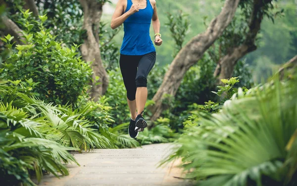 在城市公园的小径上跑步的女运动员 — 图库照片