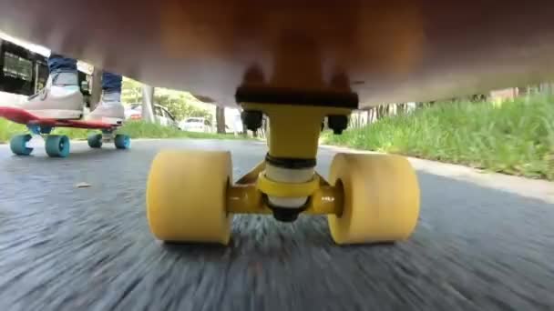 Κάτω Πλάνα Του Skateboarder Skateboarding Στην Πόλη — Αρχείο Βίντεο