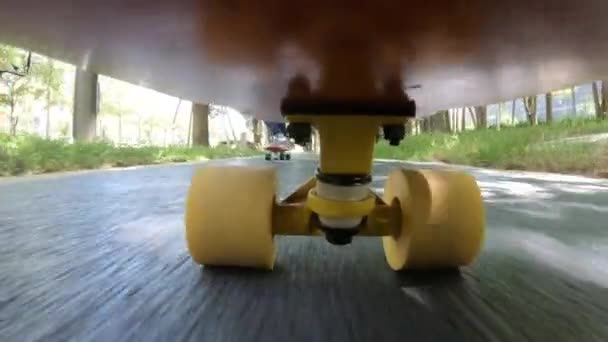 Κάτω Πλάνα Του Skateboarder Skateboarding Στην Πόλη — Αρχείο Βίντεο