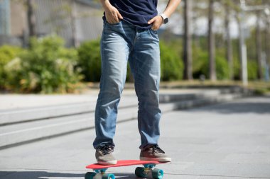 Modern şehirde Asyalı kaykaycı kadın.