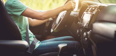 Doğada araba kullanan Asyalı kadın sürücü.