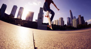 Modern şehirde Asyalı kaykaycı kadın.