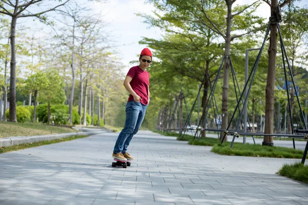 Femme Asiatique Skateboarder Skateboard Dans Ville Moderne — Photo