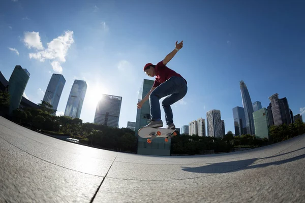 Asijské Ženy Skateboarder Skateboarding Moderním Městě — Stock fotografie