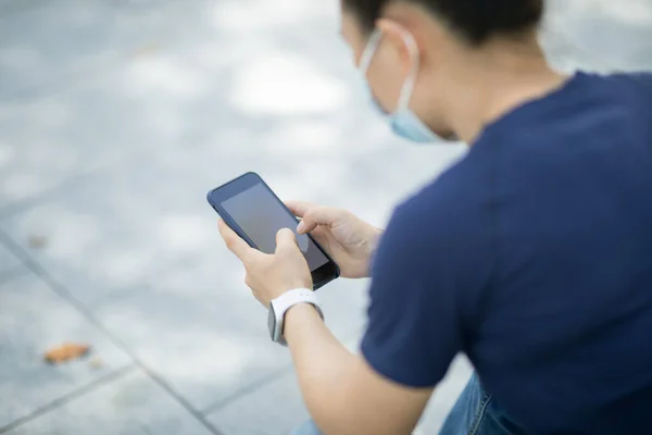 Asian Woman Sit Skateboard Using Smartphone Modern City — Stock Photo, Image