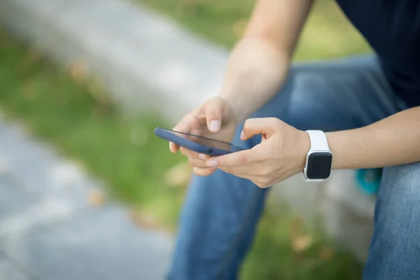 Asiatin Sitzt Moderner Stadt Mit Smartphone Auf Skateboard — Stockfoto